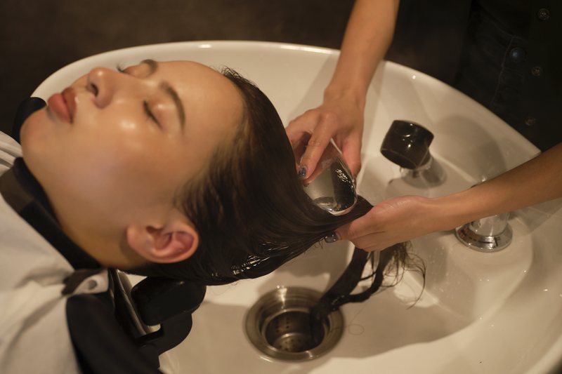 NAMI ginza のヘッドスパ/シャンプーでリラックスするお客様